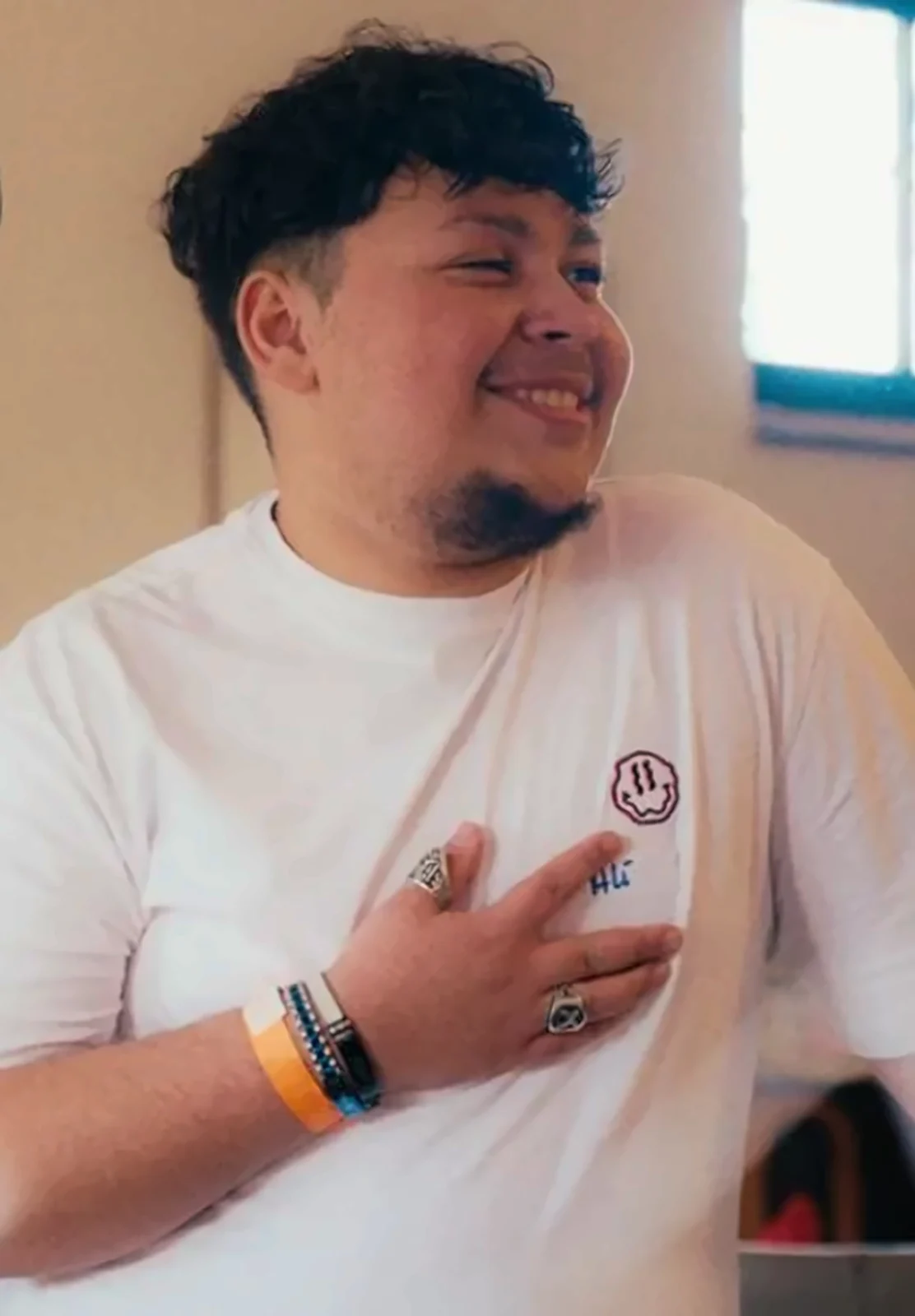 Ali tijdens de Give Back Day, met een hand op zijn hart