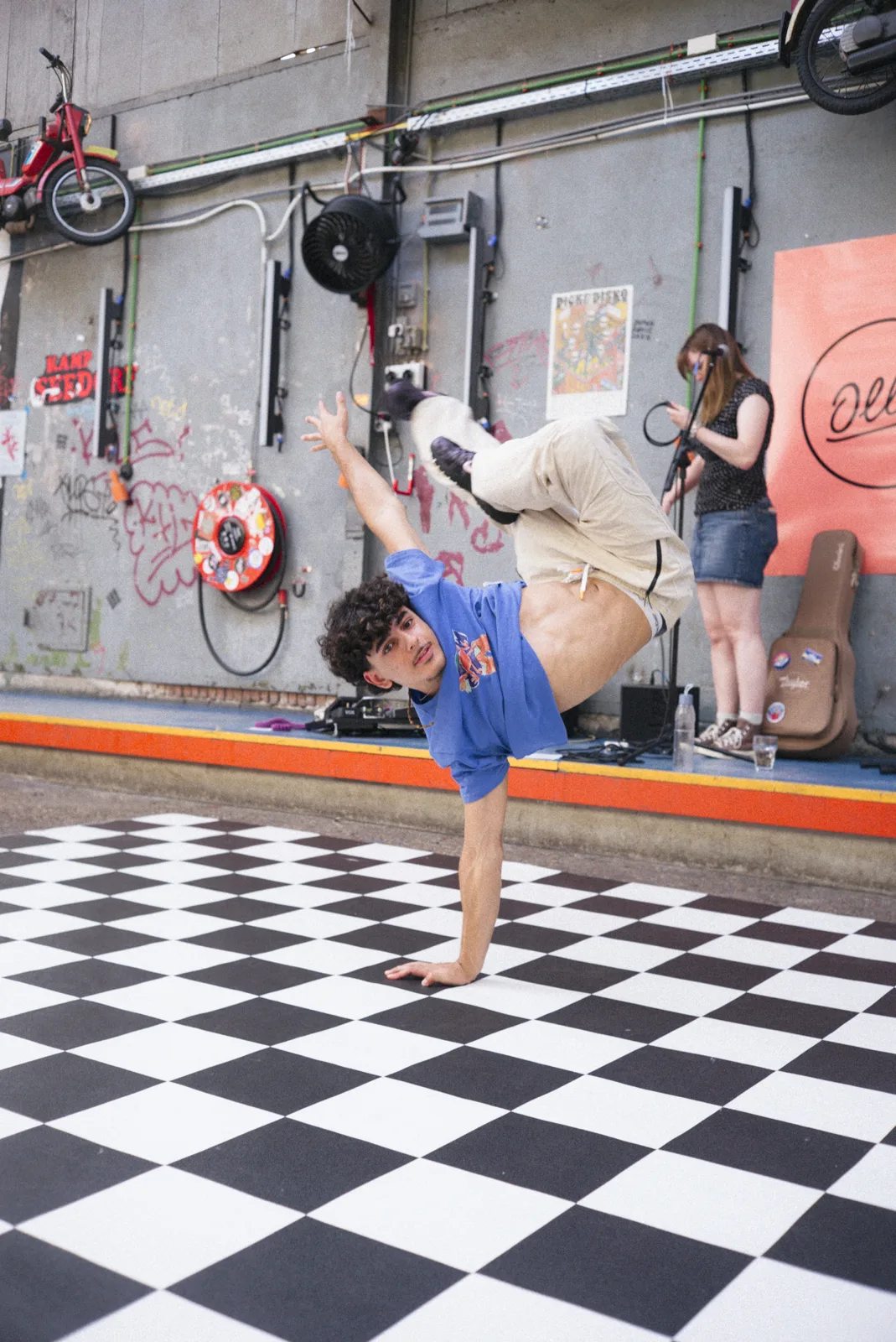Breakdancer David in een freeze op een zwart-wit geblokte vloer